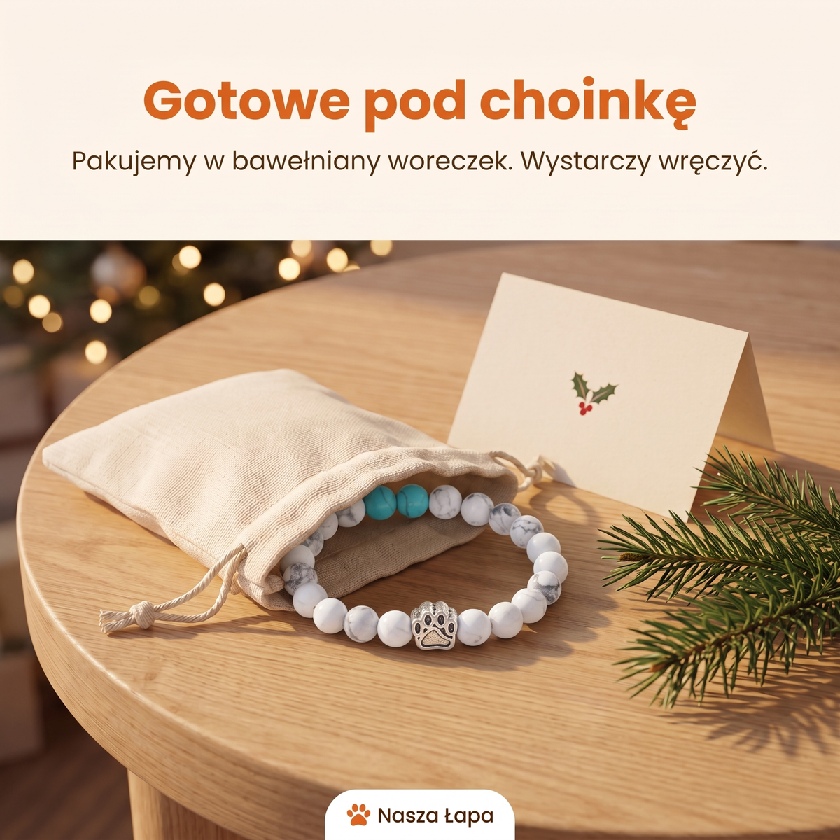 Bransoletka Brzozowy Gaj w bawełnianym woreczku obok świątecznej kartki, gotowe pod choinkę