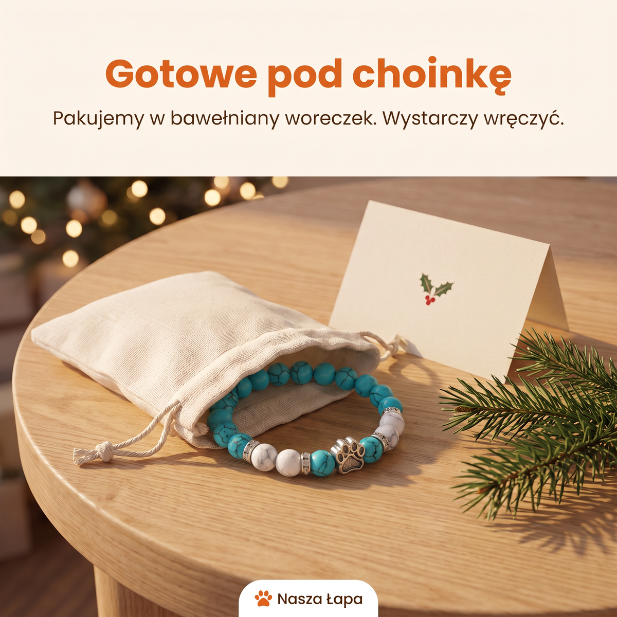 Bransoletka Górski Potok w bawełnianym woreczku obok świątecznej kartki, gotowe pod choinkę