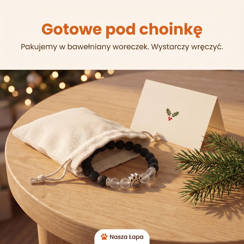 Bransoletka Księżycowa Noc w bawełnianym woreczku obok świątecznej kartki, gotowe pod choinkę