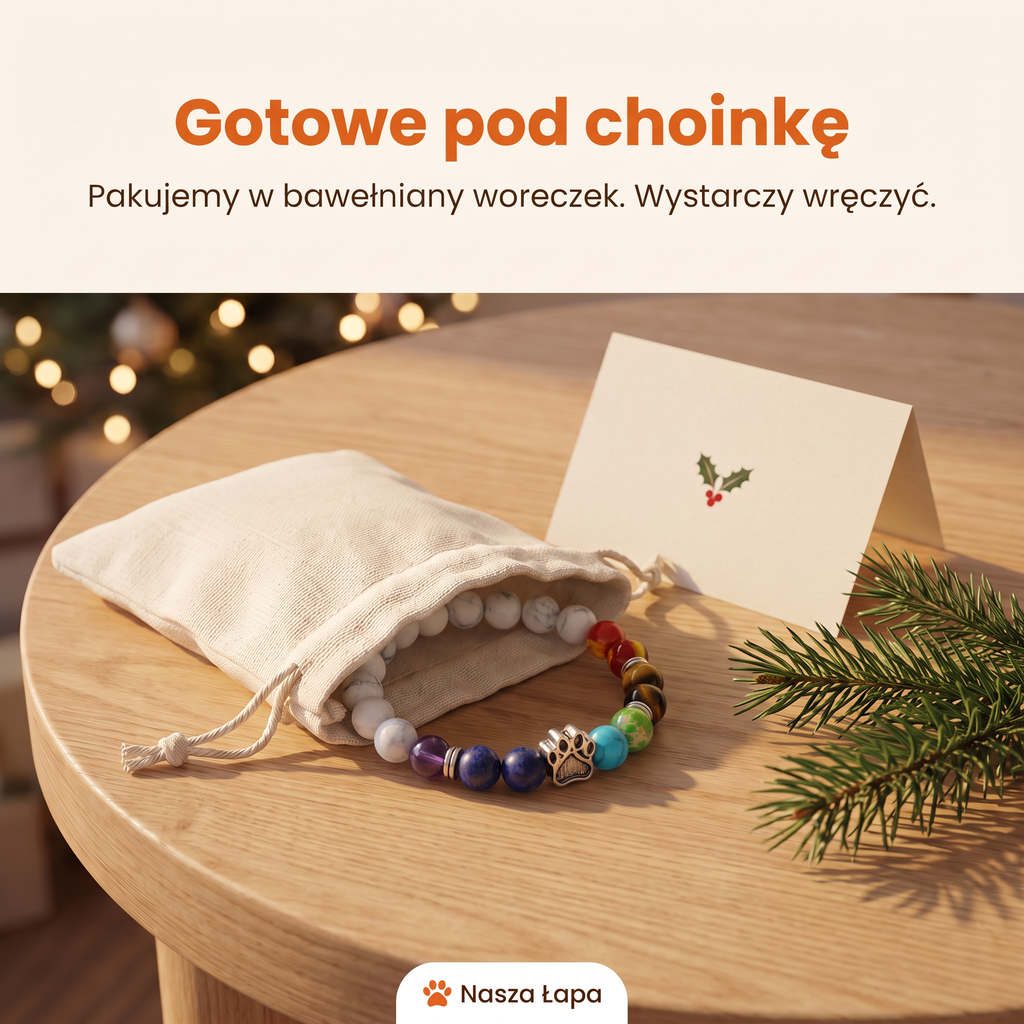 Bransoletka Kwietna Łąka w bawełnianym woreczku obok świątecznej kartki, gotowe pod choinkę