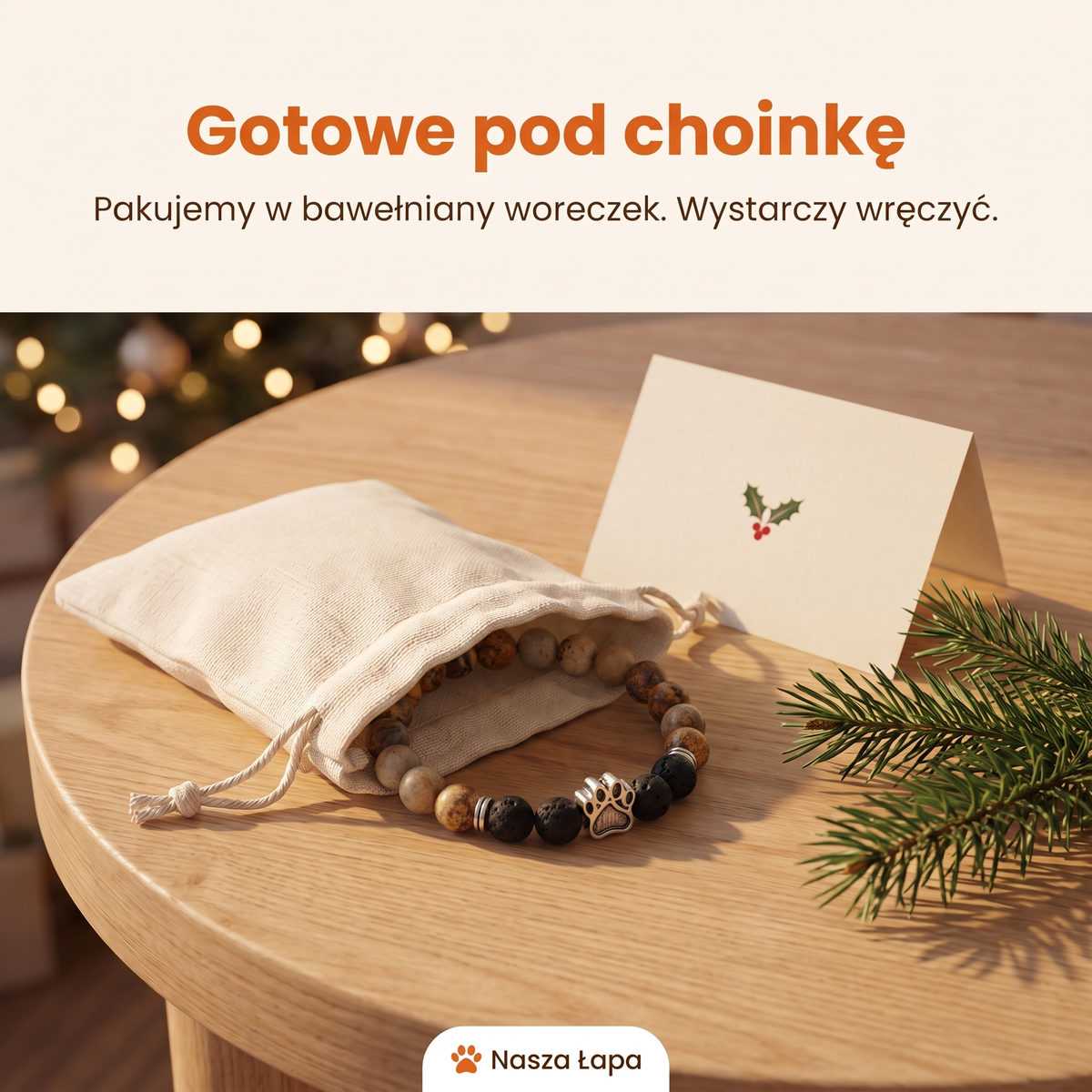 Bransoletka Leśna Ścieżka w bawełnianym woreczku obok świątecznej kartki, gotowe pod choinkę