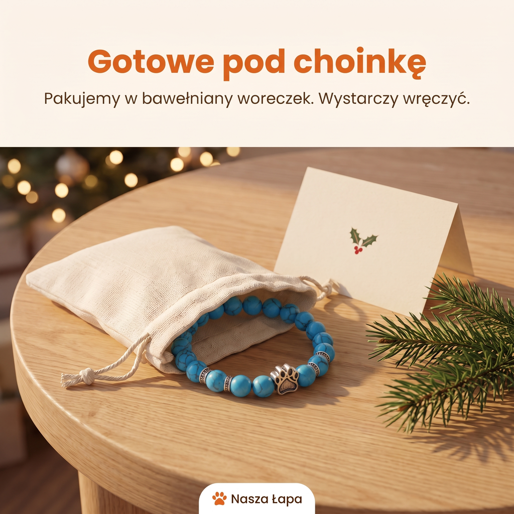 Bransoletka Letnia Fala w bawełnianym woreczku obok świątecznej kartki, gotowe pod choinkę