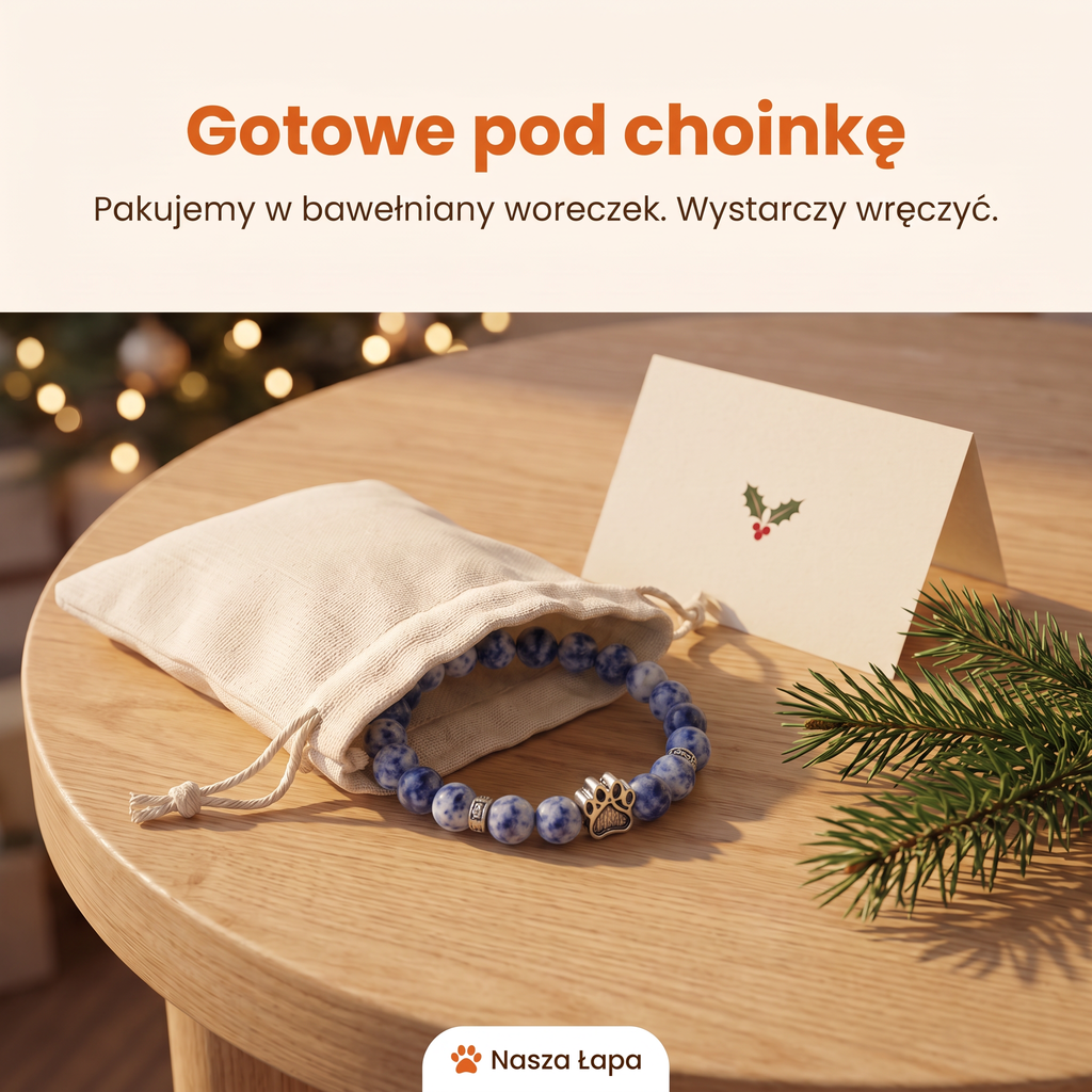 Bransoletka Mroźny Poranek w bawełnianym woreczku obok świątecznej kartki, gotowe pod choinkę