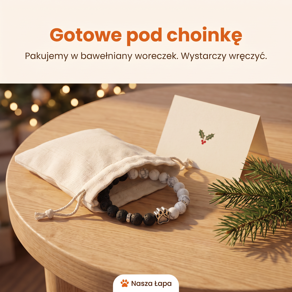 Bransoletka Przedświt w bawełnianym woreczku obok świątecznej kartki, gotowe pod choinkę