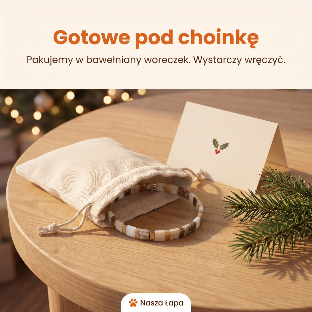Bransoletka Tkana Drzemka na Kocu w bawełnianym woreczku obok świątecznej kartki, gotowe pod choinkę