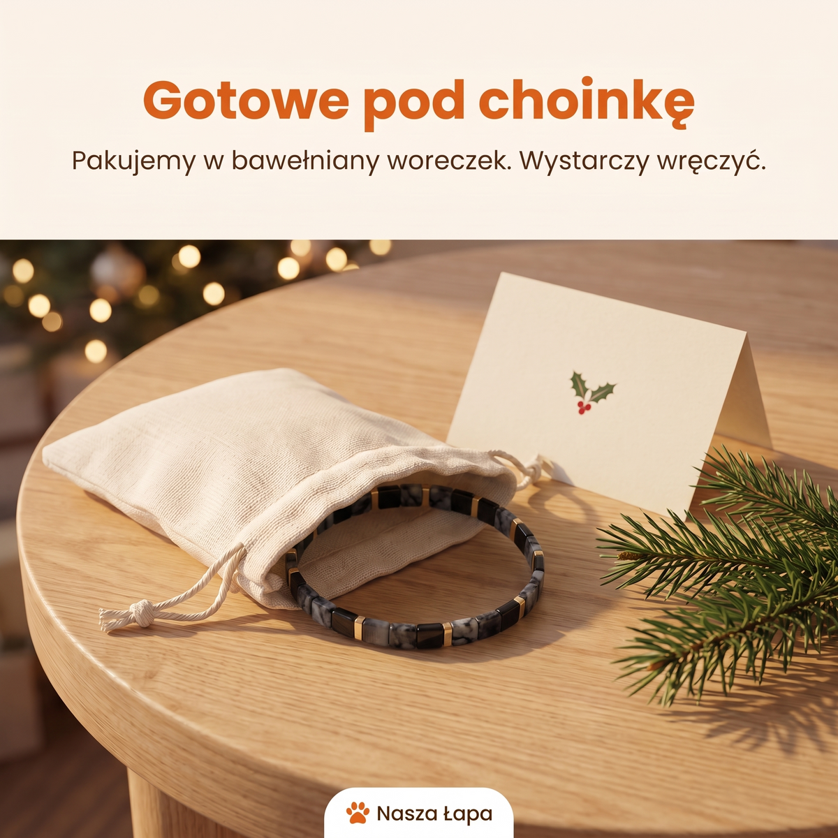 Bransoletka Tkana Nocny Spacer w bawełnianym woreczku obok świątecznej kartki, gotowe pod choinkę