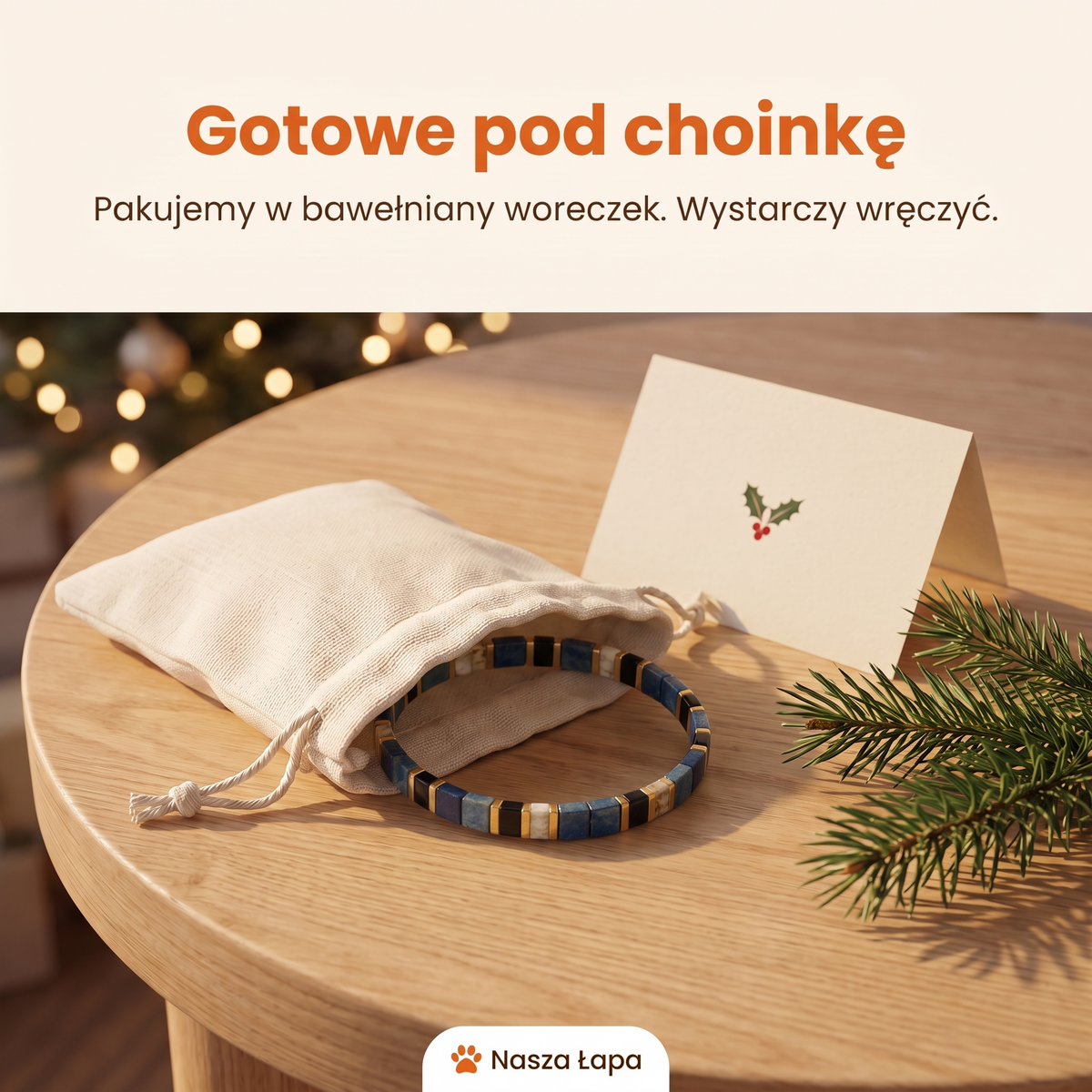 Bransoletka Tkana Psie Sny w bawełnianym woreczku obok świątecznej kartki, gotowe pod choinkę
