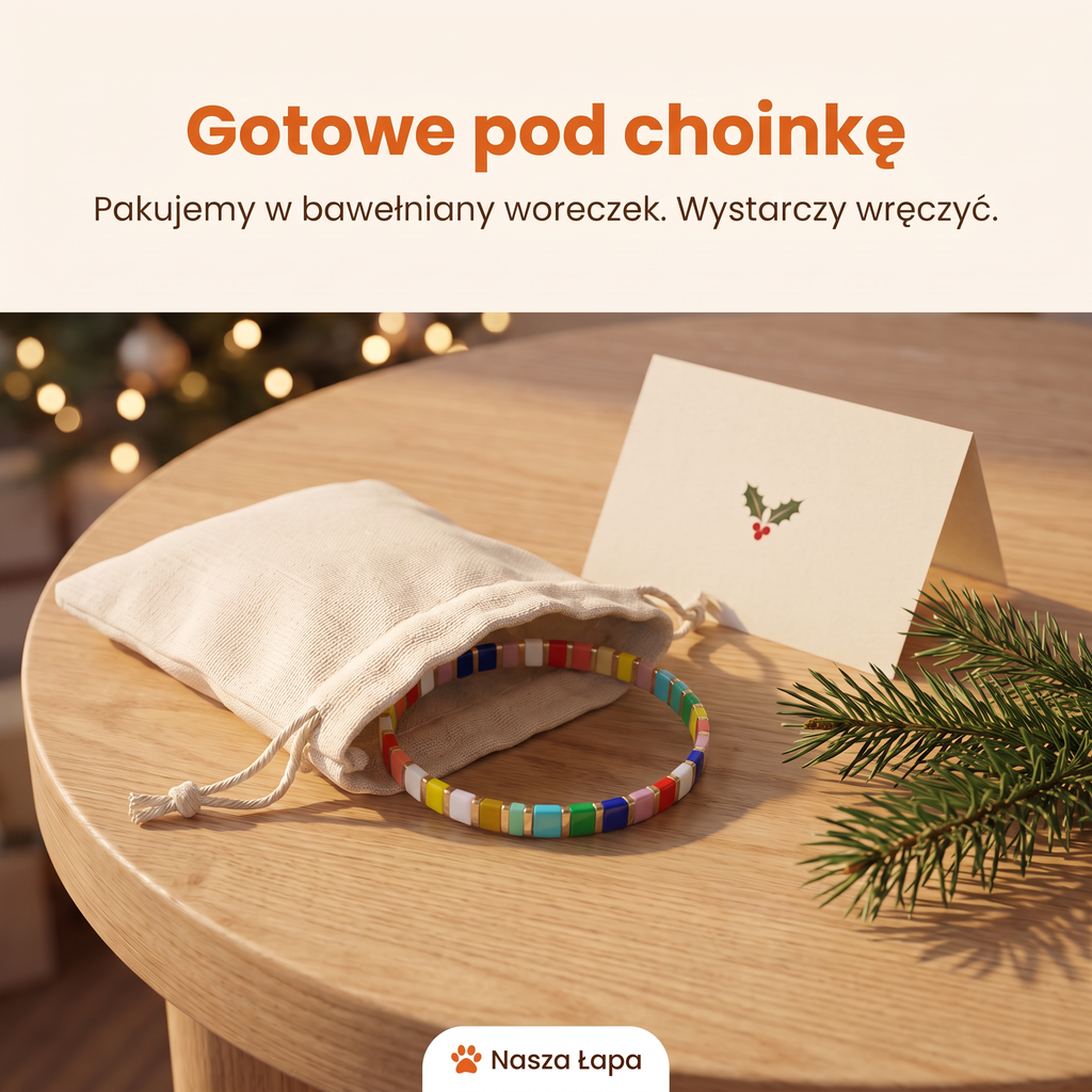 Bransoletka Tkana Psie Urodziny w bawełnianym woreczku obok świątecznej kartki, gotowe pod choinkę