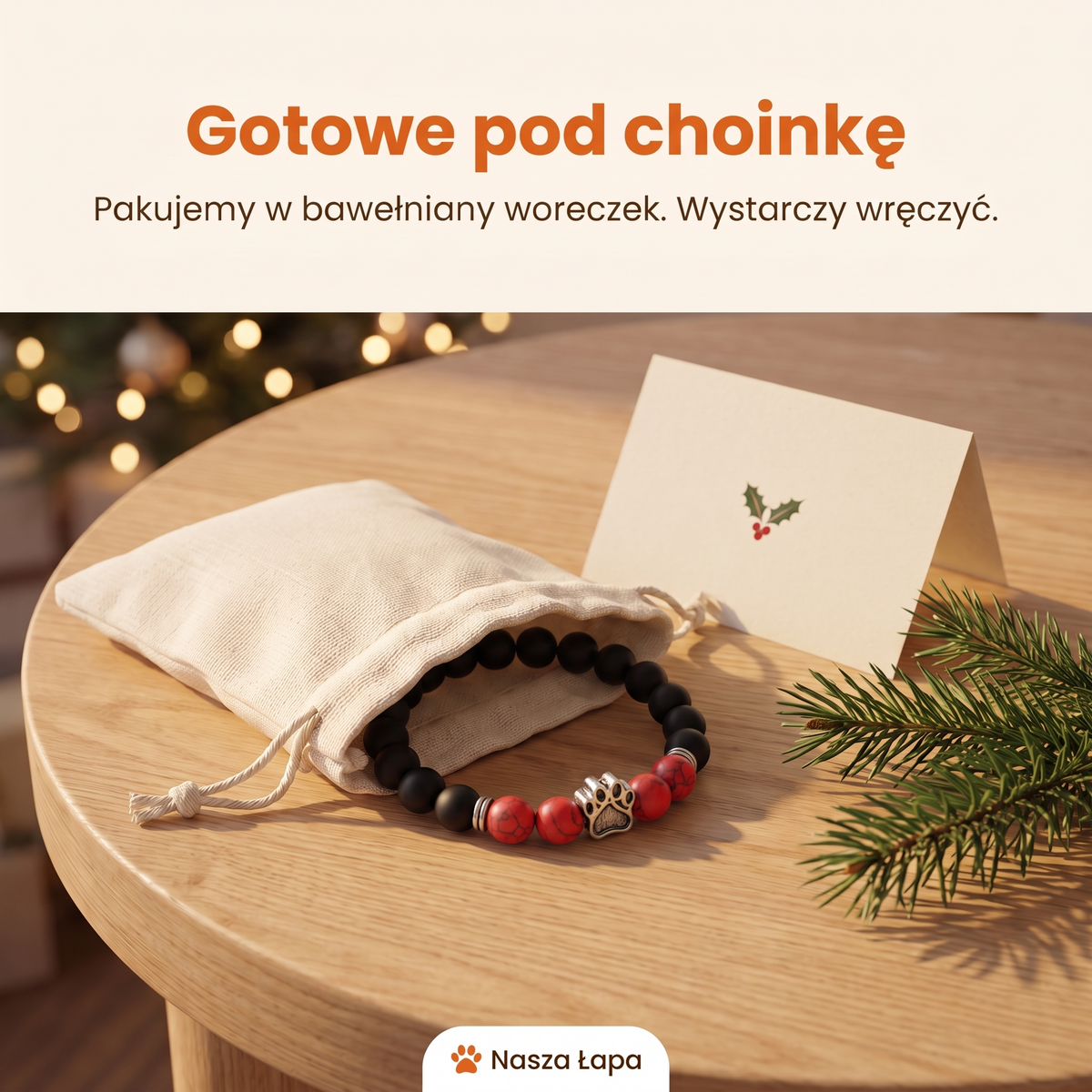 Bransoletka Wieczorna Łuna w bawełnianym woreczku obok świątecznej kartki, gotowe pod choinkę