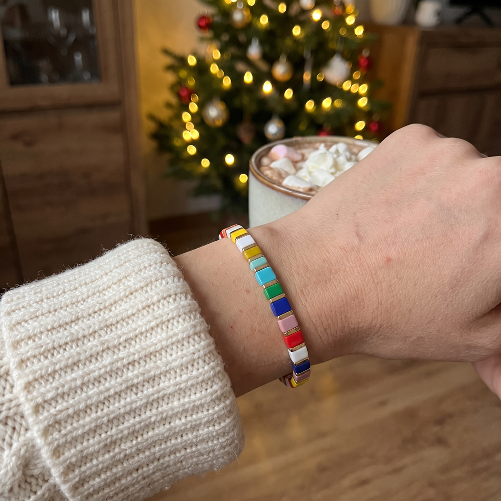 Bransoletka Tkana - Psie Urodziny, na nadgarstku osoby w kremowym swetrze z kubkiem kakao