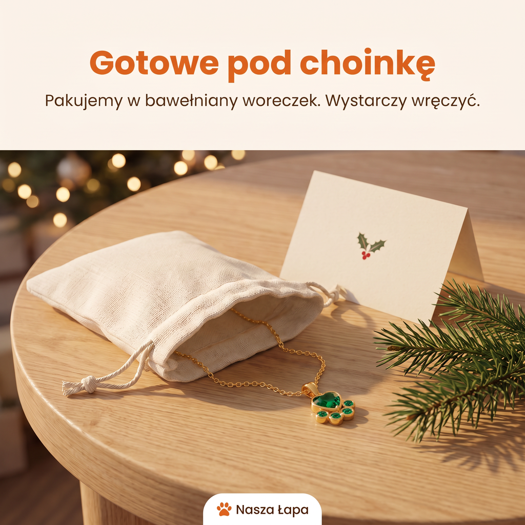 Naszyjnik Majowy Spacer w bawełnianym woreczku obok świątecznej kartki, gotowe pod choinkę