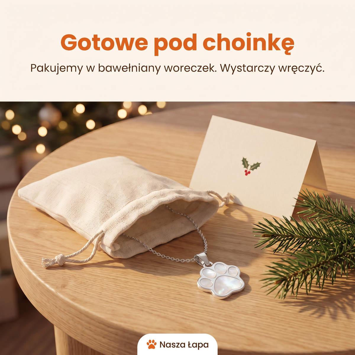 Naszyjnik Puszysty Sen w bawełnianym woreczku obok świątecznej kartki, gotowe pod choinkę