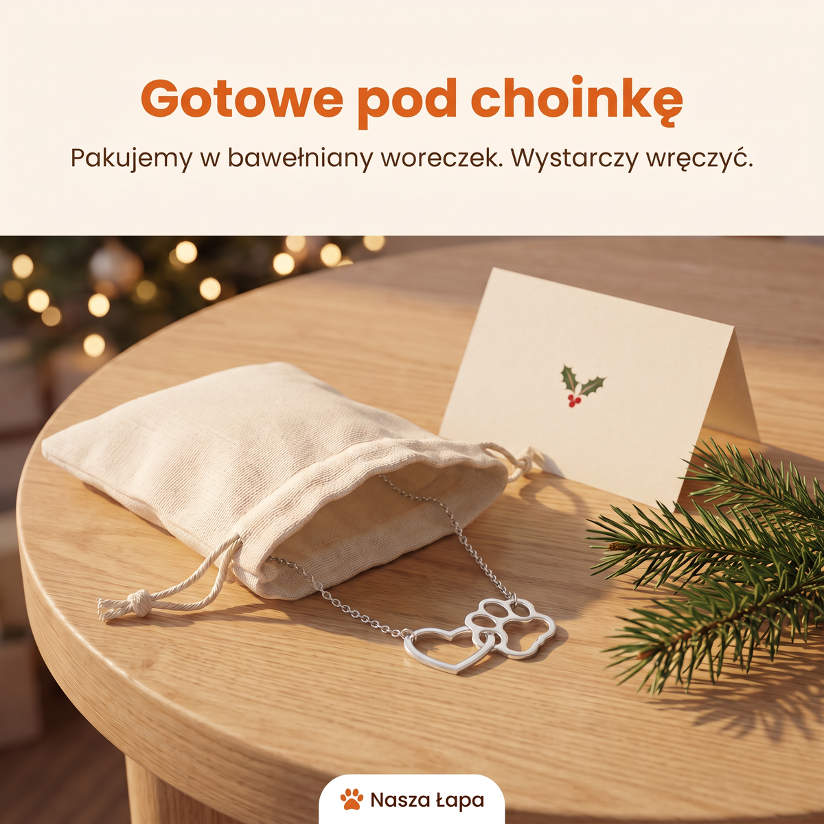 Naszyjnik Ty i Ja w bawełnianym woreczku obok świątecznej kartki, gotowe pod choinkę