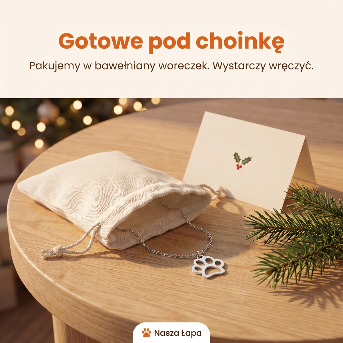 Naszyjnik Witaj w Domu w bawełnianym woreczku obok świątecznej kartki, gotowe pod choinkę