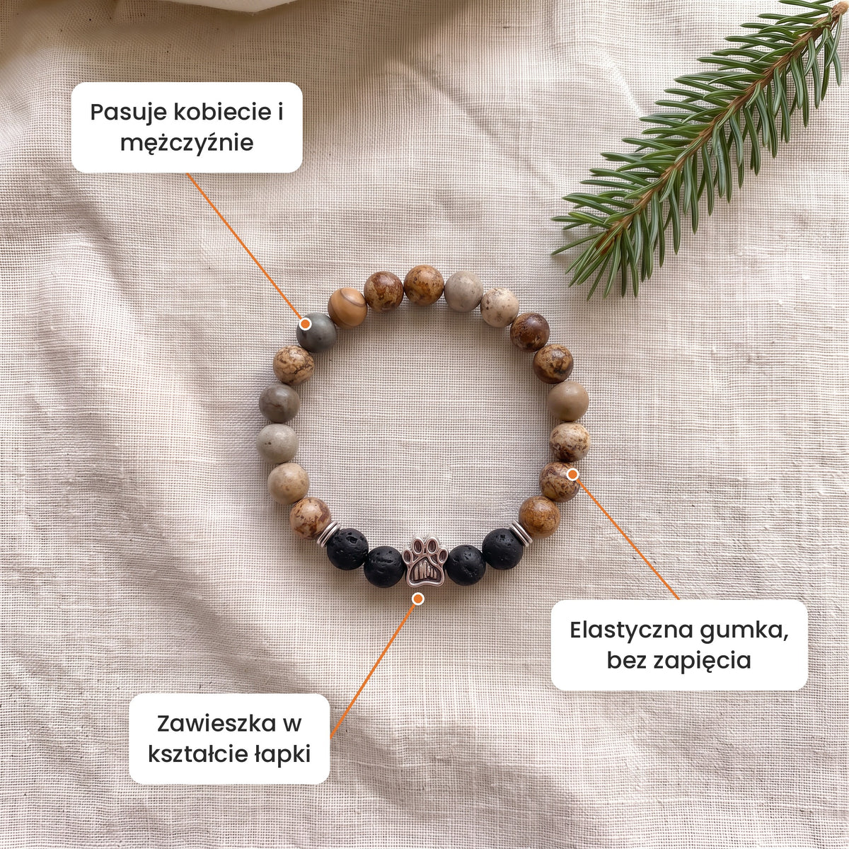 Cechy: Bransoletka Leśna Ścieżka. Zawieszka w kształcie łapki, elastyczna gumka bez zapięcia, pasuje kobiecie i mężczyźnie